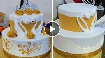 Increíble pastel dorado de casamiento de dos pisos con cisne y flores en crema