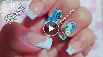 Ideas para decorar uñas floral fondo azul claro